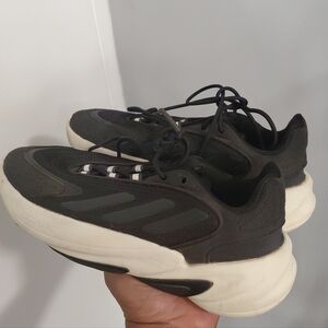 Ozelia Adidas Women's Black/White Size 5